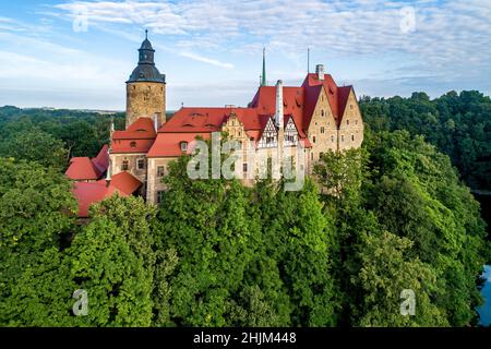 Czocha mittelalterliche Burg in Niederschlesien in Polen. Erbaut im 13th. Jahrhundert (der Hauptbehalten) mit vielen späteren Ergänzungen. Luftaufnahme im Sommer, am frühen Morgen Stockfoto