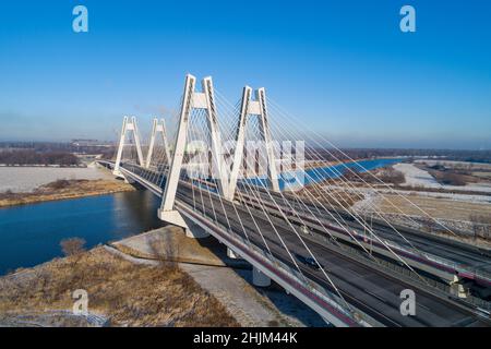Neue, moderne Macharski-Doppelseilbrücke mit drei Fahrspuren über die Weichsel in Krakau, Polen. Luftaufnahme im Winter. Teil des Rings ro Stockfoto