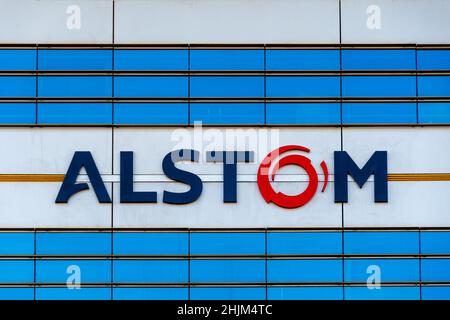 Logo am Hauptsitz von Alstom, einem französischen multinationalen Unternehmen, das sich hauptsächlich auf den Schienenverkehr (Zug, Straßenbahn und U-Bahn) spezialisiert hat Stockfoto