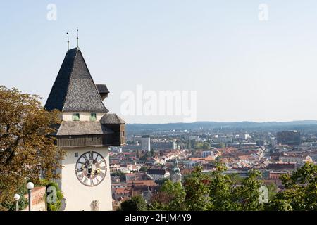 Erstaunliche Luftaufnahme der Grazer Stadtlandschaft mit dem berühmten Uhrturm .Grazer Urhturm. Stockfoto