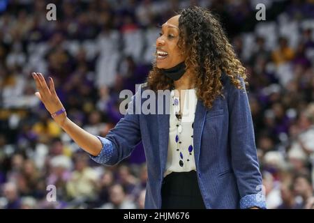 Baton Rouge, LA, USA. 30th Januar 2022. Kentucky Head Coach Kyra Elzy ruft ein Spiel für ihr Team während der NCAA Women's Basketball Action zwischen den Kentucky Wildcats und den LSU Tigers im Pete Maravich Assembly Center in Baton Rouge, LA. Jonathan Mailhes/CSM/Alamy Live News Stockfoto