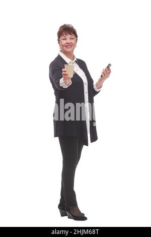 Porträt einer nachdenklichen erwachsenen Frau, die eine Brille mit Mobiltelefon und einer Tasse Kaffee zum Mitnehmen trägt Stockfoto