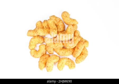 Erdnuss flippt isoliert auf weißem Hintergrund. Haufen von Snacks aus der Nähe Stockfoto