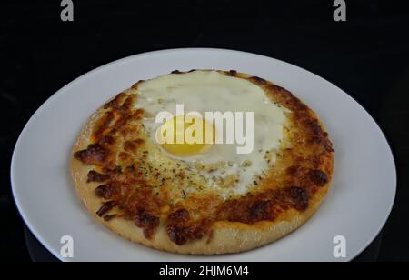 Vier Käse Pizza mit Tomaten und Ei, Essen Stockfoto