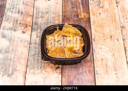 Sichuan Ravioli, die Kombination von salzig, sauer, cremig und süß in dieser Erdnusssauce, die der Textur der begleitenden Pasta hinzugefügt wird, ist so lecker Stockfoto