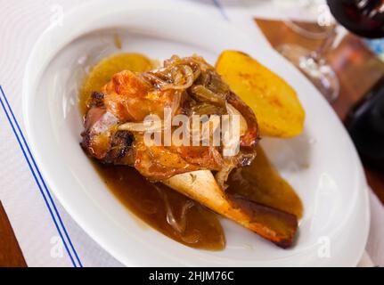 Schweinshaxe in Bier gebacken Stockfoto