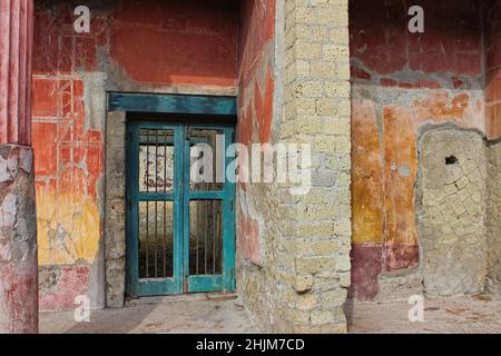 Haus des Reliefs von Telefo, eines der größten und elegantesten Häuser in den Ruinen von Herculaneum, einer Stadt, die durch den Ausbruch des Vesuvs zerstört wurde Stockfoto