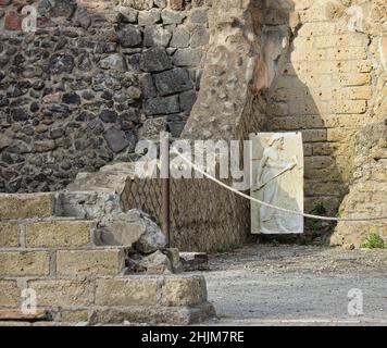 Marmorreliefs, die die antiken römischen Gottheiten darstellen, wurden in den Ruinen von Herculaneum gefunden, einer Stadt, die durch den Ausbruch des Vesuvs zerstört wurde. Stockfoto