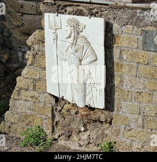 Marmorreliefs, die die antiken römischen Gottheiten darstellen, wurden in den Ruinen von Herculaneum gefunden, einer Stadt, die durch den Ausbruch des Vesuvs zerstört wurde. Stockfoto