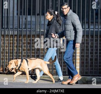 London, Großbritannien. 30th Januar 2022. *** EXKLUSIV *** ES GELTEN BESONDERE RATEN *** 30/01/2022. London, Großbritannien. Kanzler RISHI SUNAK wird mit seiner Frau AKSHATA MURTHY in der Nähe der Downing Street in Westminster zu Fuß gesehen. PM Boris Johnson wurde wegen einer Reihe von Verstößen gegen die Sperrregeln angeklagt, wobei einige Abgeordnete seinen Rücktritt forderten. Bildnachweis: Ben Cawthra/Sipa USA *** KEINE Verkäufe in Großbritannien *** Bildnachweis: SIPA USA/Alamy Live News Stockfoto