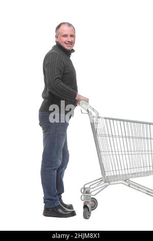 Seitenansicht eines glücklichen jungen Mannes mit einem Einkaufswagen und einem Lächeln auf die Kamera Stockfoto
