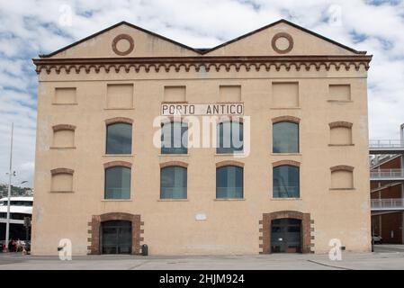 Alte Docks in Genua umstrukturiert für die Touristenattraktion des Alten Hafens Stockfoto