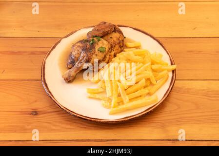 Gebackenes Huhn mit Kartoffeln und Zwiebeln. Mit dieser Technik ein Braten mit einer köstlichen Beilage Stockfoto