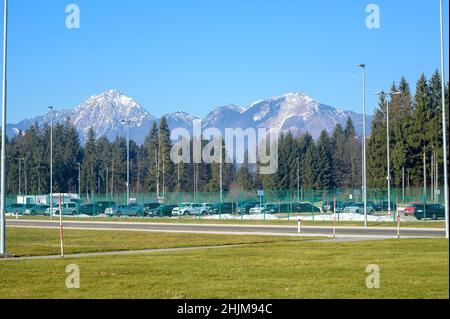 LJUBLJANA, SLOWENIEN - 15. JANUAR 2022: Blick auf die Berge vom Flughafen Ljubljana an einem sonnigen Tag. Stockfoto