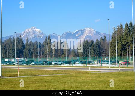 LJUBLJANA, SLOWENIEN - 15. JANUAR 2022: Blick auf die Berge vom Flughafen Ljubljana an einem sonnigen Tag. Stockfoto