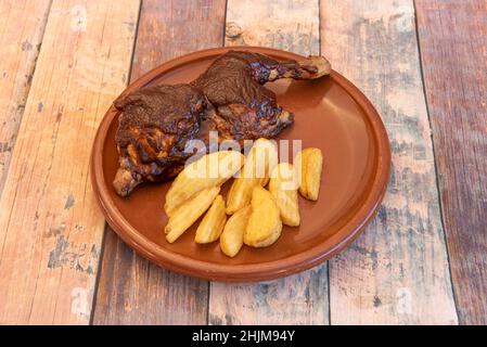 Einfach und lecker gebratenes Hähnchen; innen zart und schmackhaft und außen knusprig. Gegrillt mit Barbecue-Sauce, die ihm einen rauchigen Geschmack verleiht Stockfoto