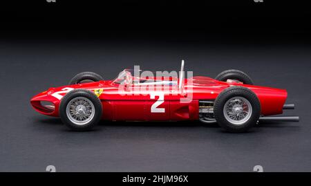 Modellauto aus Druckguss von Exoto Ferrari Dino Shark Nose 156 (1961) im Maßstab 1/18, links. Stockfoto