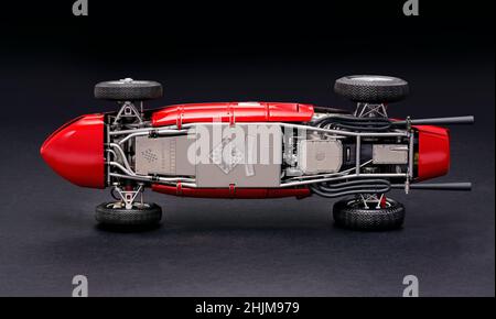 Modellauto aus Druckguss von Exoto Ferrari Dino Shark Nose 156 (1961) im Maßstab 1/18, Unteransicht. Stockfoto