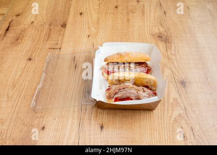 Dann die iberischen Jowl-Scheiben darauf legen, den Paprika dazugeben und mit einem weiteren 'Riss' mehr zurückkommen. Legen Sie das Sandwich in den Ofen Stockfoto