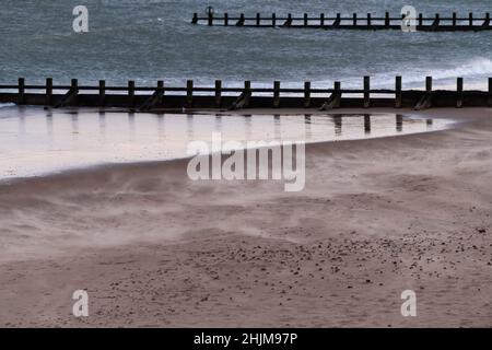 Wind weht Sand über den feuchten Strand - Aberdeen, Schottland, Großbritannien Stockfoto