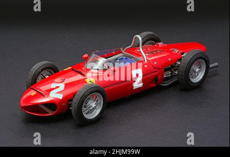 Modellauto aus Druckguss von Exoto Ferrari Dino Shark Nose 156 (1961) im Maßstab 1/18, links. Stockfoto