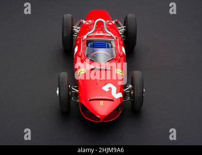 Modellauto aus Druckguss von Exoto Ferrari Dino Shark Nose 156 (1961) im Maßstab 1/18, Vorderansicht Stockfoto