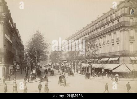 Antike Fotografie aus dem Jahr 1890, die den Boulevard des Capucines vom Place de l'Opéra in Paris, Frankreich, aufblickte. QUELLE: ORIGINAL ALBUMIN FOTO Stockfoto