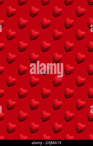 Roter Hintergrund mit nahtlosem Herzmuster für den Valentinstag Stockfoto
