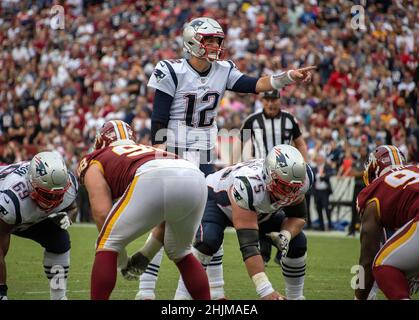 Der Quarterback der New England Patriots Tom Brady (12) ruft am Sonntag, den 6. Oktober 2019, im vierten Quartal des Spiels gegen die Washington Redskins auf dem FedEx Field in Landover, Maryland, Signale aus. Ebenfalls abgebildet sind der Offensivgarde der New England Patriots Shaq Mason (69), der Mitte Ted Karras (75) und das Verteidigungsende der Washington Redskins Matthew Ioannidis (98), bei dem die Patriots 33 - 7 gewonnen haben. Kredit: Ron Sachs / CNP / MediaPunch Stockfoto
