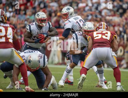 Der New England Patriots Quarterback Tom Brady (12) übergibt den Ball an die New England Patriots, die Sony Michel (26) im vierten Quartal im FedEx-Feld in Landover, Maryland, gegen die Washington Redskins antreten, am Sonntag, den 6. Oktober 2019. Die Patriots gewannen das Spiel 33 - 7.Credit: Ron Sachs / CNP / MediaPunch Stockfoto