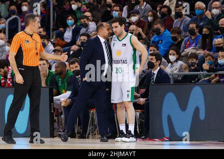 Carles Duran von Joventut Badalona mit Ferran Bassas von Joventut Badalona während des Liga-Endesa-Spiels zwischen dem FC Barcelona und dem Club Joventut Badalona im Palau Blaugrana in Barcelona, Spanien. Stockfoto