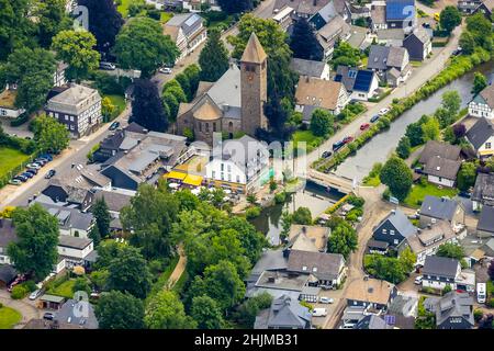 Luftaufnahme, St. Jodokus Kirche in Saalhausen, Lennestadt, Sauerland, Nordrhein-Westfalen, Deutschland, Ort der Anbetung, DEU, Europa, religiöse Gemeinschaft Stockfoto