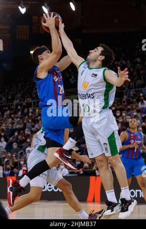 Ferran Bassas von Joventut Badalona im Einsatz mit Kyle Kuric vom FC Barcelona während des Liga Endesa-Matches zwischen dem FC Barcelona und dem Club Joventut Badalona im Palau Blaugrana in Barcelona, Spanien. Stockfoto