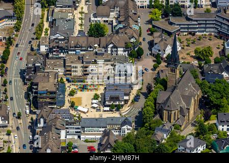Luftbild, Innenstadt mit Marktplatz, Pfarrkirche St. Agatha, Altenhundem, Lennestadt, Sauerland, Nordrhein-Westfalen, Deutschland, Ort von Stockfoto