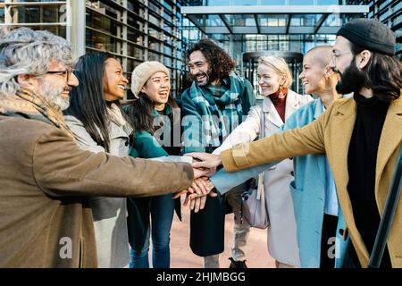 Gruppe von Unternehmern Menschen verbinden Hände zusammen im Freien Stockfoto