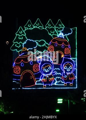 Weihnachtsschmuck in einer dunklen Nacht in Medellin, Kolumbien Stockfoto