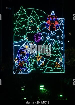 Weihnachtsschmuck in einer dunklen Nacht in Medellin, Kolumbien Stockfoto