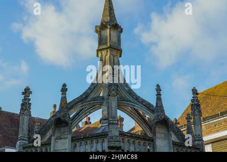 Das Geflügelkreuz im Stadtzentrum von Salisbury, erbaut im 14th. Jahrhundert Stockfoto