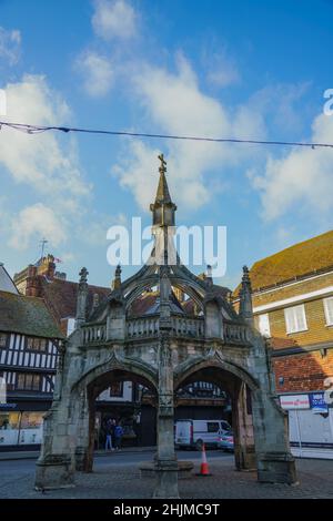 Das Geflügelkreuz im Stadtzentrum von Salisbury, erbaut im 14th. Jahrhundert Stockfoto