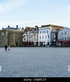 Salisbury England mittelalterlicher Marktplatz im Stadtzentrum mit einer langen Reihe von Geschäften, Bars, Cafés und Restaurants unter einem blau-weißen Wolkenhimmel Stockfoto