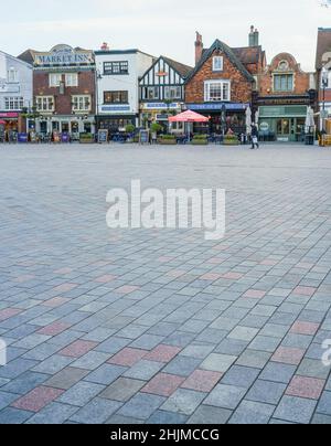 Salisbury England mittelalterlicher Marktplatz im Stadtzentrum mit einer langen Reihe von Geschäften, Bars, Cafés und Restaurants unter einem blau-weißen Wolkenhimmel Stockfoto