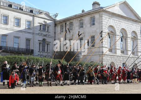 London, Großbritannien. 30th Januar 2022. Teilnehmer in englischer Bürgerkriegsuniform im Buckingham PalaceCharles I. wurde am 30th. Januar 1649 wegen Verrats enthauptet und gilt als Märtyrer. Jedes Jahr findet eine Gedenkfeier rund um den Buckingham Palace statt. Kredit: SOPA Images Limited/Alamy Live Nachrichten Stockfoto