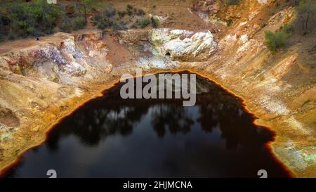 Saurer roter See in Mathatis, Zypern. Seine seltsamen roten und gelben Farben sind das Ergebnis der Pyriterzgewinnung in der Tagebau-Kupfermine Stockfoto