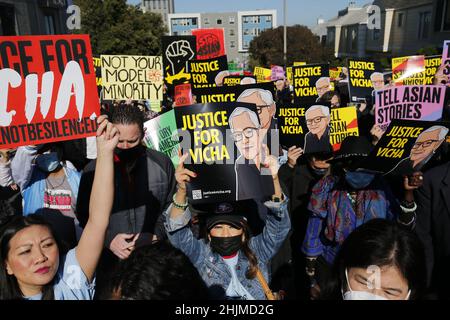 San Francisco, Usa. 30th Januar 2022. Während der Kundgebung der asiatischen Justiz halten Demonstranten Plakate ab.einige asiatische Organisationen hielten eine Kundgebung in fünf Städten der Vereinigten Staaten ab, um Gerechtigkeit für die Opfer der asiatisch-amerikanischen Kriminalität zu fordern. Diese fünf Städte sind Los Angeles, New York, San Francisco, Chicago und Atlanta. In San Francisco nahmen etwa zweihundert Menschen an einer Kundgebung Teil, darunter der Bürgermeister von San Francisco, London Breed. Die Teilnehmer gedachten auch des Todestages von Vicha Ratanapakdee. Kredit: SOPA Images Limited/Alamy Live Nachrichten Stockfoto