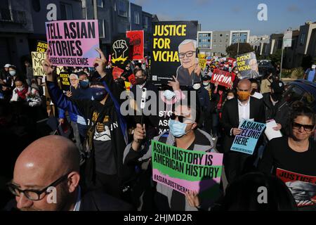 San Francisco, Usa. 30th Januar 2022. Während der Kundgebung der asiatischen Justiz halten Demonstranten Plakate ab.einige asiatische Organisationen hielten eine Kundgebung in fünf Städten der Vereinigten Staaten ab, um Gerechtigkeit für die Opfer der asiatisch-amerikanischen Kriminalität zu fordern. Diese fünf Städte sind Los Angeles, New York, San Francisco, Chicago und Atlanta. In San Francisco nahmen etwa zweihundert Menschen an einer Kundgebung Teil, darunter der Bürgermeister von San Francisco, London Breed. Die Teilnehmer gedachten auch des Todestages von Vicha Ratanapakdee. Kredit: SOPA Images Limited/Alamy Live Nachrichten Stockfoto