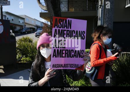 San Francisco, Usa. 30th Januar 2022. Ein Protestler hält ein Plakat während der Asian Justice Rally.einige asiatische Organisationen hielten eine Kundgebung in fünf Städten der Vereinigten Staaten ab und forderten Gerechtigkeit für die asiatisch-amerikanischen Verbrecher-Opfer. Diese fünf Städte sind Los Angeles, New York, San Francisco, Chicago und Atlanta. In San Francisco nahmen etwa zweihundert Menschen an einer Kundgebung Teil, darunter der Bürgermeister von San Francisco, London Breed. Die Teilnehmer gedachten auch des Todestages von Vicha Ratanapakdee. Kredit: SOPA Images Limited/Alamy Live Nachrichten Stockfoto