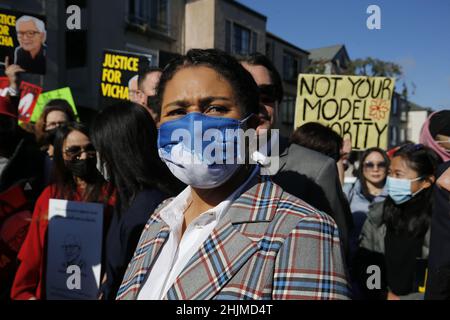 San Francisco, Usa. 30th Januar 2022. Der Bürgermeister von San Francisco, London Breed, nimmt an der Asian Justice Rally Teil.einige asiatische Organisationen hielten eine Kundgebung in fünf Städten der Vereinigten Staaten ab, um Gerechtigkeit für die Opfer der asiatisch-amerikanischen Kriminalität zu fordern. Diese fünf Städte sind Los Angeles, New York, San Francisco, Chicago und Atlanta. In San Francisco nahmen etwa zweihundert Menschen an einer Kundgebung Teil, darunter der Bürgermeister von San Francisco, London Breed. Die Teilnehmer gedachten auch des Todestages von Vicha Ratanapakdee. Kredit: SOPA Images Limited/Alamy Live Nachrichten Stockfoto