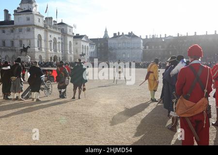 London, Großbritannien. 30th Januar 2022. Die Teilnehmer trugen englische Uniformen für den Bürgerkrieg bei der Beerdigung.Charles I. wurde am 30th. Januar 1649 wegen Verrats enthauptet und gilt als Märtyrer. Jedes Jahr findet eine Gedenkfeier rund um den Buckingham Palace statt. (Foto von Belinda Jiao/SOPA Images/Sipa USA) Quelle: SIPA USA/Alamy Live News Stockfoto