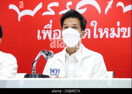 Bangkok, Thailand. 30th Januar 2022. Der Kandidat der thailändischen Pheu-Partei, Surachart Thienthong, gewinnt die Nachwahl im Wahlkreis 9 Lak si im Distrikt Chatuchak in Bangkok. Im Hauptquartier der Pheu Thai Party wurde eine Pressekonferenz abgehalten, um den Sieg zu erklären. (Foto: Adirach Toumlamoon/Pacific Press) Quelle: Pacific Press Media Production Corp./Alamy Live News Stockfoto
