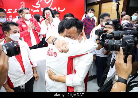Bangkok, Thailand. 30th Januar 2022. Der Kandidat der thailändischen Pheu-Partei, Surachart Thienthong, gewinnt die Nachwahl im Wahlkreis 9 Lak si im Distrikt Chatuchak in Bangkok. Im Hauptquartier der Pheu Thai Party wurde eine Pressekonferenz abgehalten, um den Sieg zu erklären. (Foto: Adirach Toumlamoon/Pacific Press) Quelle: Pacific Press Media Production Corp./Alamy Live News Stockfoto